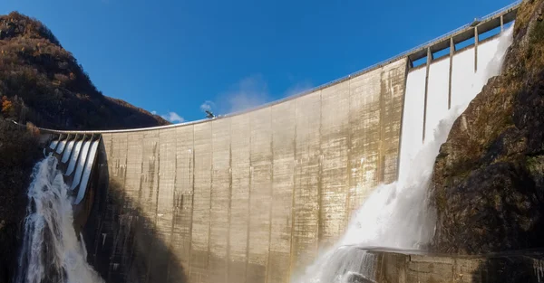 Barragem de Contra Verzasca, cachoeiras espetaculares — Fotografia de Stock