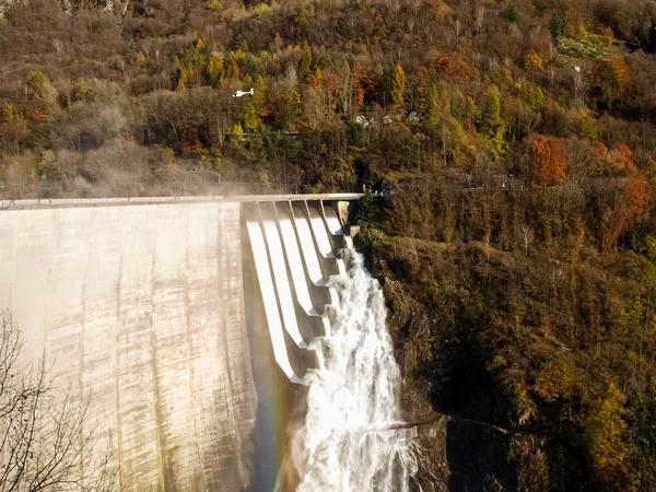 Dam of Contra Verzasca, spectacular waterfalls — Stock Photo, Image