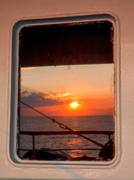 Zachód słońca, odbicie z okna na prom — Zdjęcie stockowe