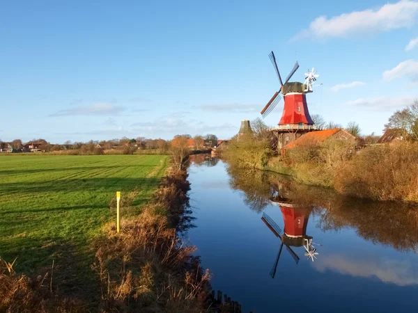 Greetsiel, traditionele windmolen — Stockfoto