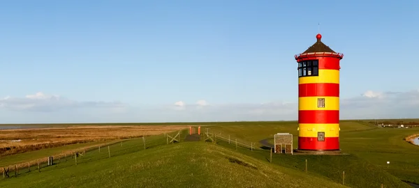 Pilsum、ドイツの北の海の灯台. — ストック写真