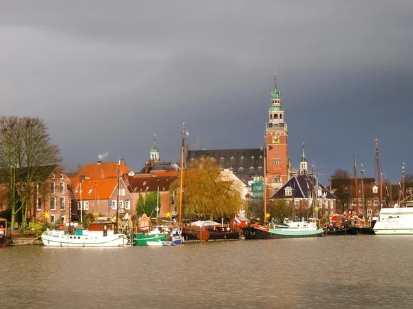 Leere, Touristenhafen und die traditionellen Boote — Stockfoto