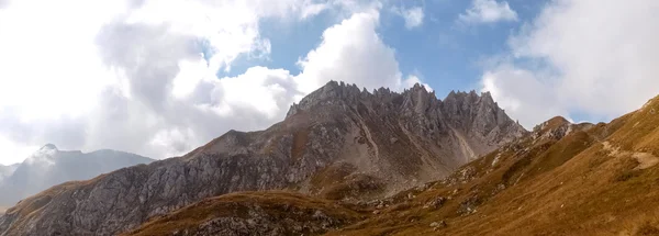 Górskie spacery. Passo Colombe e Passo del Sole. — Zdjęcie stockowe