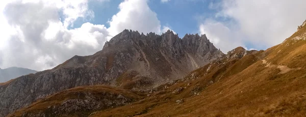 Górskie spacery. Passo Colombe e Passo del Sole. — Zdjęcie stockowe