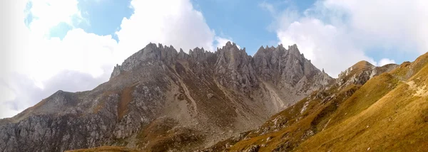 Montaña caminando. Passo Colombe e Passo del Sole . — Foto de Stock