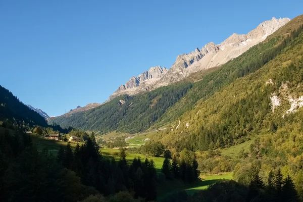 Švýcarské Alpy, údolí Bedretto. — Stock fotografie