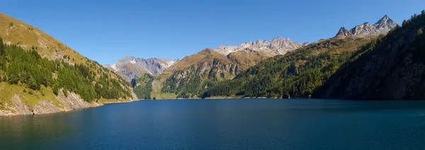 Švýcarské Alpy, jezero Luzzone — Stock fotografie
