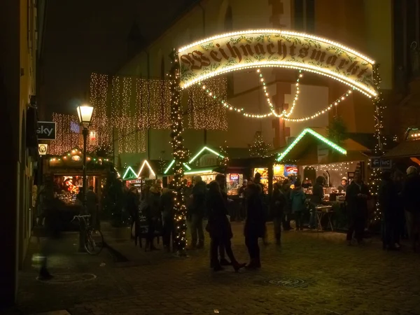 Freiburg, köd, a karácsonyi vásáron. — Stock Fotó