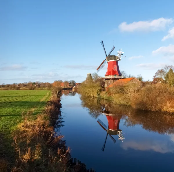 Greetsiel, tradiční větrný mlýn — Stock fotografie