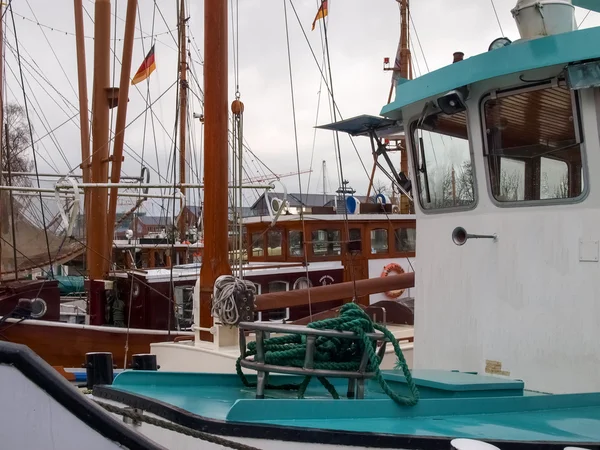 Leere, uralte Boote im Yachthafen vertäut — Stockfoto