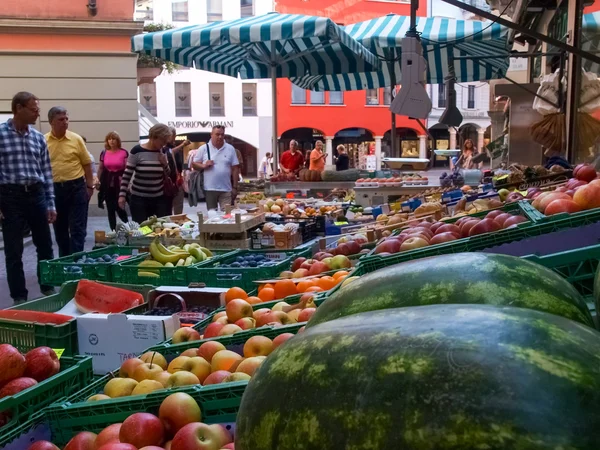 Lugano, Suíça. Mercado de frutas e vegetais nas ruas de — Fotografia de Stock