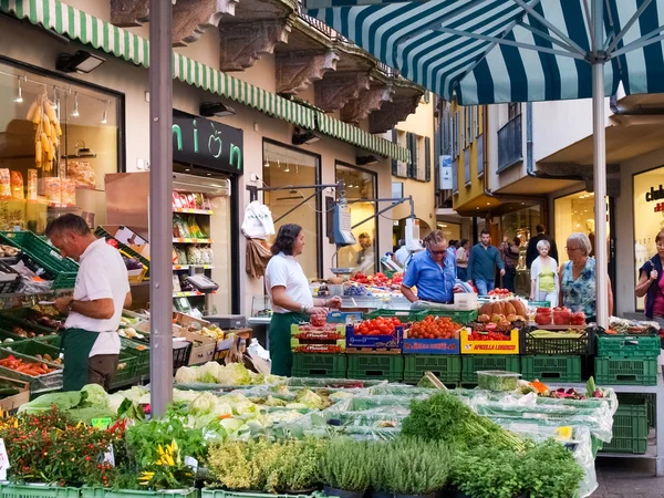 Lugano, Schweiz. Frukt e grönsaksmarknaden på gatorna i staden — Stockfoto