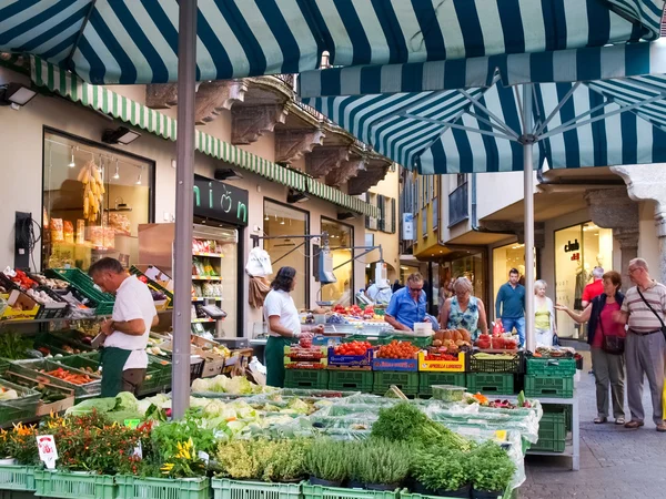 Lugano, Suíça. Mercado de frutas e vegetais nas ruas de — Fotografia de Stock