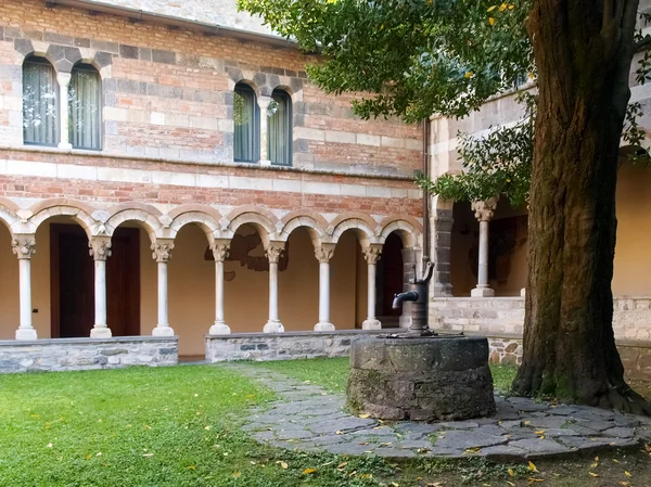 Abbazia di Piona, cortile interno e chiostro — Foto Stock