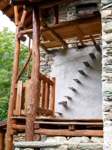 Steintreppen für den Zugang zum Dachboden. — Stockfoto