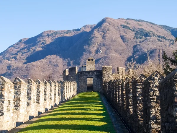 Bellinzona, murad av Castelgrande — Stockfoto