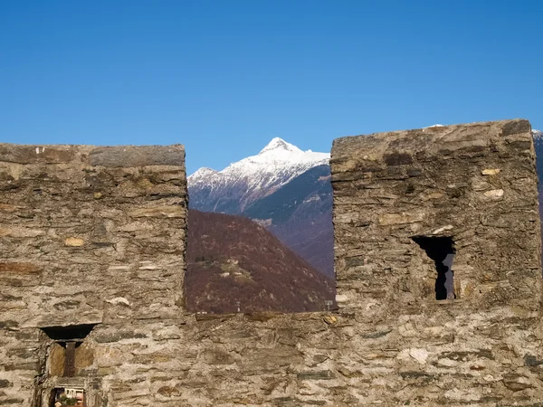 Bellinzona, imagen de las montañas del castelgrande amurallado —  Fotos de Stock
