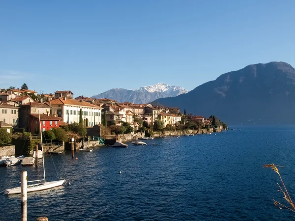 Sala Comacina, lago de Como. O pequeno golfo com o porto e — Fotografia de Stock