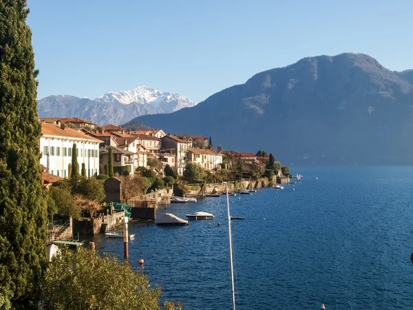 Sala Comacina, jezero Como. Malý záliv s přístavem a — Stock fotografie