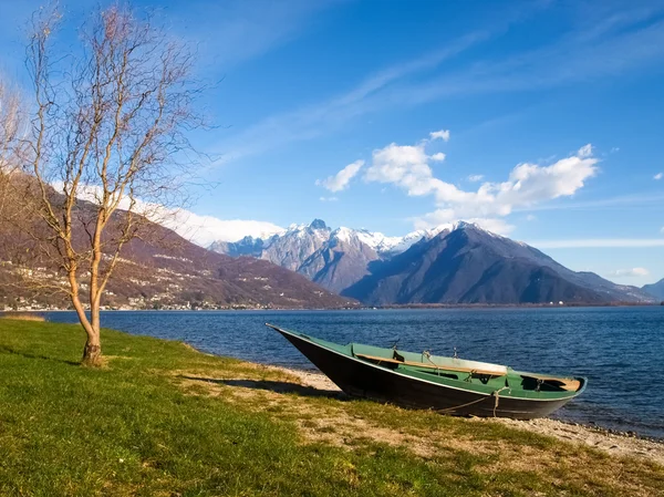 Båten lämnade på stranden — Stockfoto