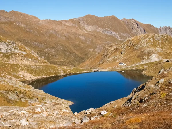 Lago oscuro —  Fotos de Stock