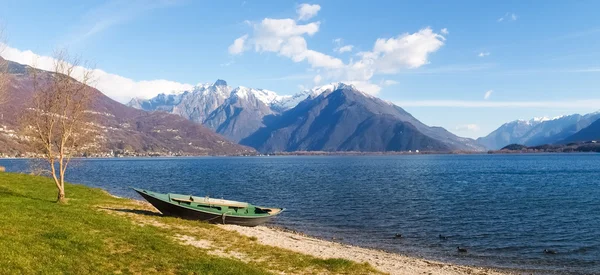 Bateau à gauche sur la plage — Photo