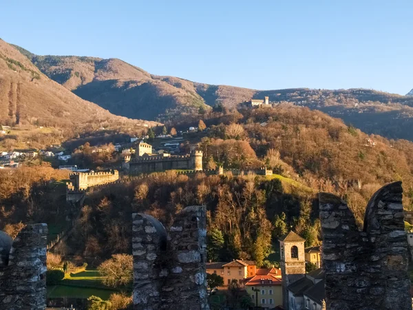 Bellinzona, utsikt över slotten Montebello och Sasso Corbaro — Stockfoto