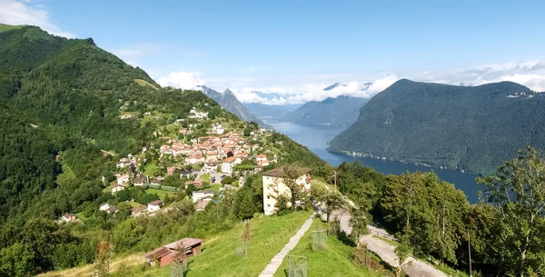 Bre. Lugano - Colpi di cuore con le montagne alle spalle — Foto Stock