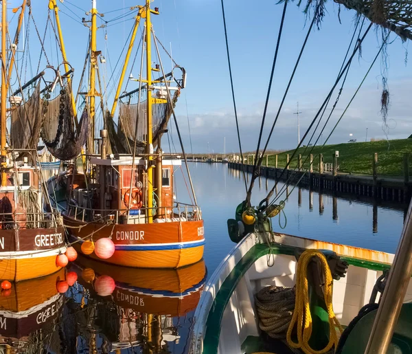 Greetsiel, rybářské lodě. — Stock fotografie