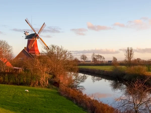 Greetsiel, tradycyjny wiatrak — Zdjęcie stockowe