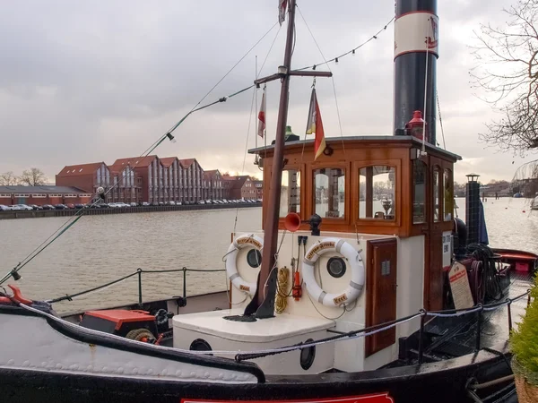 Leer, oude boten afgemeerd in de jachthaven — Stockfoto