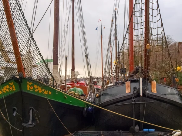 Leer, oude boten afgemeerd in de jachthaven — Stockfoto