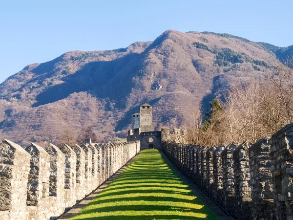 Bellinzona, murad av Castelgrande — Stockfoto