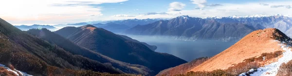 Pohled na jezero Lago Maggiore — Stock fotografie