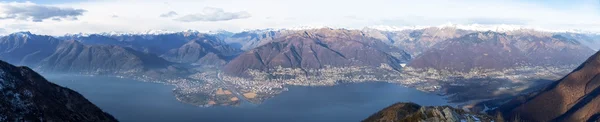 Kilátás nyílik a Maggiore-tó — Stock Fotó