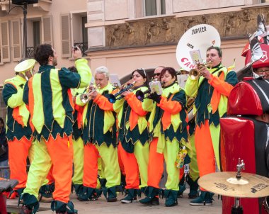 Town hall square ve s Guggenmusic Fracassband geliyor