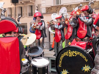 Town hall square ve s Guggenmusic Fracassband geliyor
