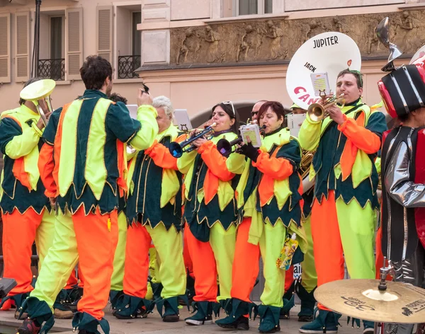 Guggenmusic Fracassband klinkt in het stadhuisplein en de s — Stockfoto