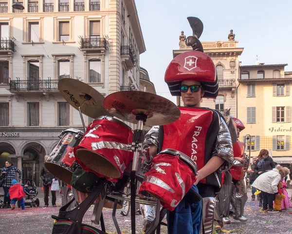 Town hall square ve s Guggenmusic Fracassband geliyor — Stok fotoğraf