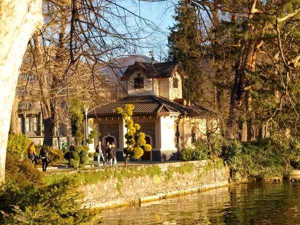 Altes Dock für den Zugang zum See — Stockfoto