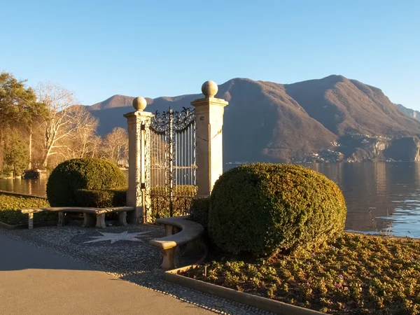 Vecchio cancello per l'accesso al lago — Foto Stock