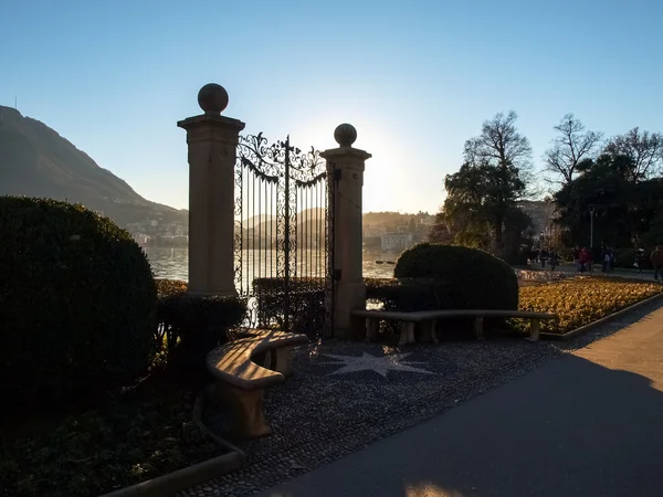 Puerta vieja para el acceso al lago —  Fotos de Stock