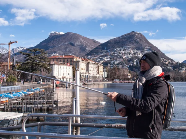 Asian tourist shooting a Selfie — Stock Photo, Image