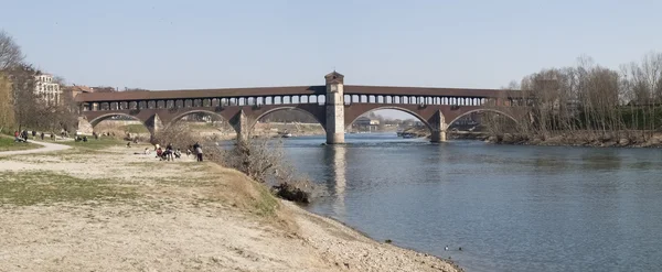 Pavia, krytý most přes řeku Ticino — Stock fotografie