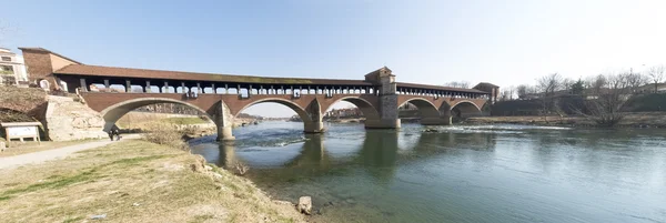 Pavia, krytý most přes řeku Ticino — Stock fotografie