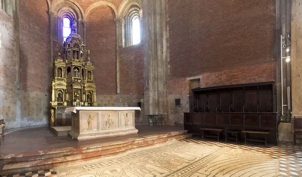 Pavia, mramorový oltář San Michele Maggiore nabízí. — Stock fotografie