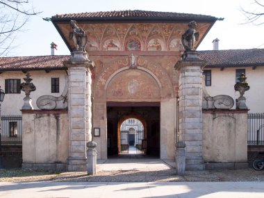 Certosa di Pavia. Bahçe manzarasına sahip ana giriş 
