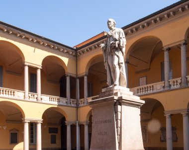 Pavia. Alessandro Volta heykeli
