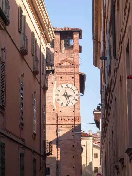 Pavia, středověká zvonice s velkými hodinami — Stock fotografie