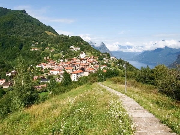 Bre. Lugano - Disparos del núcleo con las montañas detrás — Foto de Stock